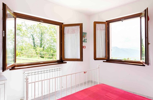 Fermignano House | Holiday home with terrace and pool