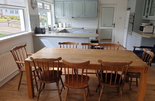 Castlerock House | Holiday home (with Wifi) near the Sea with beautiful beach