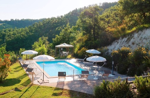 Acqualagna House | Holiday house Acqualagna for 1 - 16 persons with 6 bedrooms - Row house