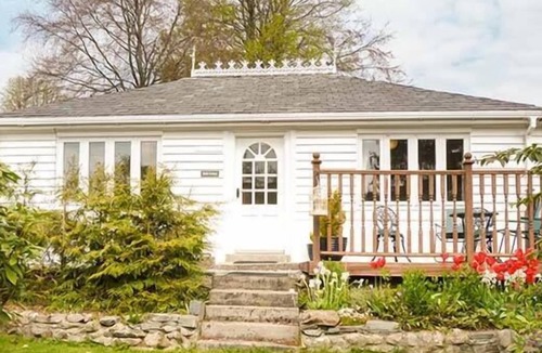 Strathpeffer Cottage | HOLLY COTTAGE, pet friendly, with a garden in Strathpeffer