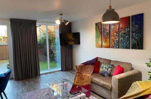 Trumpington Apartment | Homely, Cosy & Contemporary 4 BDR house with Garden & Parking 5 mins drive to Addenbrookes & Papworth hospitals & Bio Medical campus