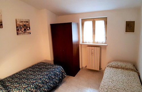 Castelli House | HOUSE AT THE FOOT OF THE WOOD OF MONTE CAMICIA