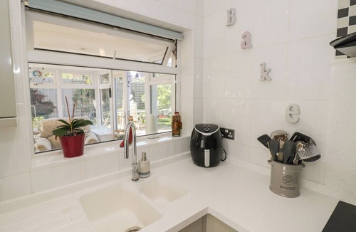 Pitchcombe Cottage | HOWARD COTTAGE, pet friendly, with a garden in Offenham