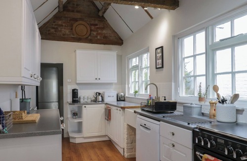 Stony Stratford Cottage | HUDSON HOUSE, pet friendly, with a garden in Stony Stratford