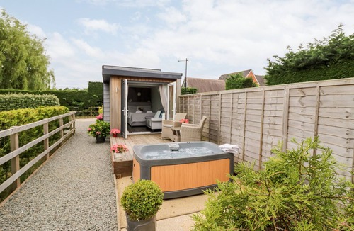 Bretforton Cottage | HYDRANGEA, romantic, character holiday cottage in Bretforton