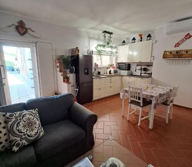 Rosignano Solvay Apartment | IlMareaDuePassi Guest House