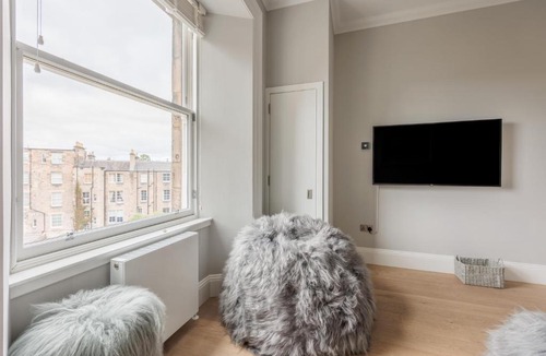 West End Apartment | Immaculate Refurbished West End Apartment