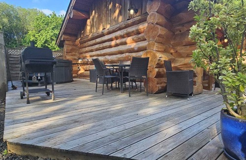 Telford House | Includes admission to Hoo Zoo and Dinosaur World. Log cabin with hot tub.