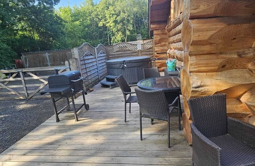 Telford House | Includes admission to Hoo Zoo and Dinosaur World. Log cabin with hot tub.