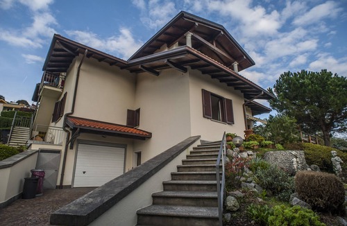 Cissano Apartment | Intimate apartment with terrace overlooking the lake, garden and air conditioning