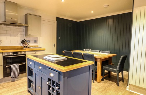 Glencoe Cottage | ISLAND VIEW HOUSE, pet friendly, with hot tub in Glencoe