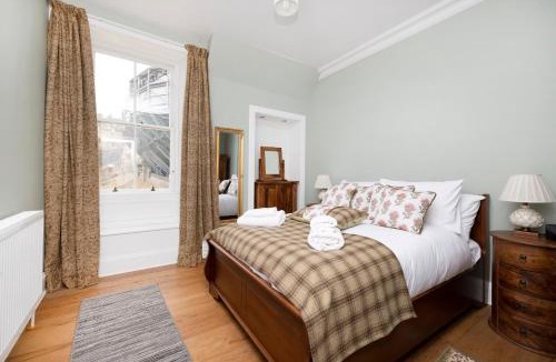 Old Town Apartment | JOIVY Cozy Apt near Edinburgh Castle
