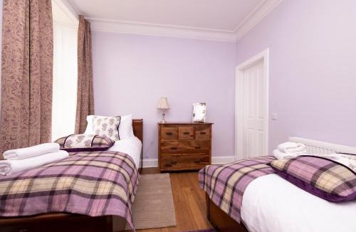 Old Town Apartment | JOIVY Cozy Apt near Edinburgh Castle