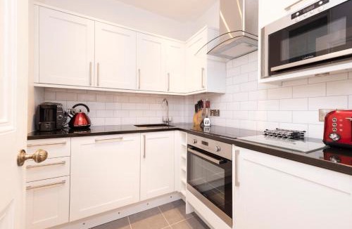 Old Town Apartment | JOIVY Cozy Apt near Edinburgh Castle