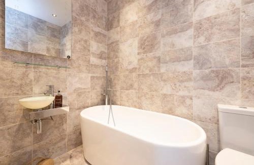 Old Town Apartment | JOIVY Cozy Apt near Edinburgh Castle