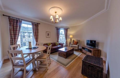Stockbridge Apartment | JOIVY Stylish Apt in Trendy New Town Location