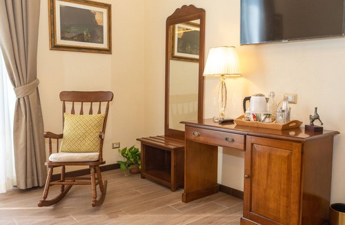 Esquilino Apartment | Kings Home In Rome is a 19th-century apartment in the Piazza Vittorio Emanuele II