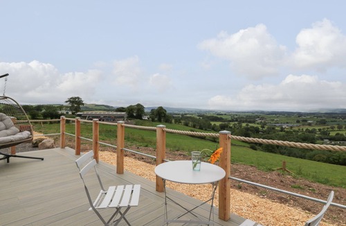 Lochmaben Cottage | LAIRD LODGE 3, with hot tub in Lochmaben