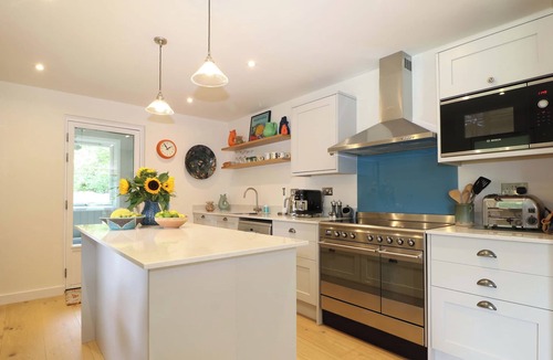 Stonegate Cottage | LAKESIDE LODGE, family friendly, with a garden in Burwash