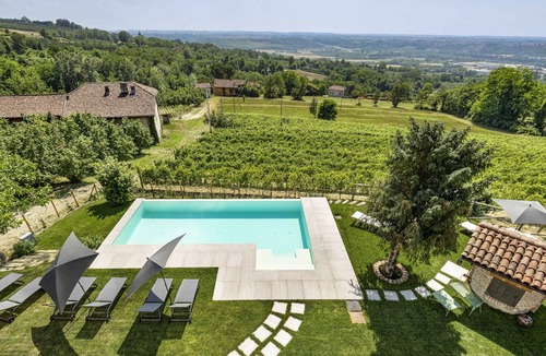 Cherasco House | Large accommodation 4 in an ancient country house with swimming pool + balcony