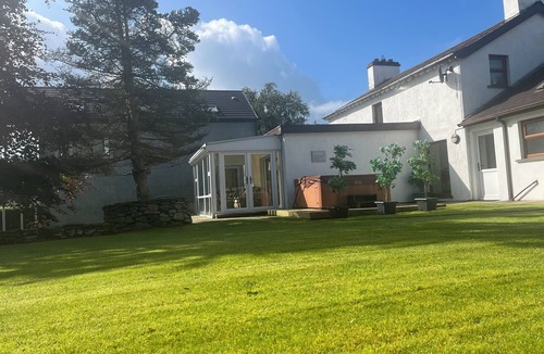 Strabane House | Large House with Outdoor Hot Tub & Garden