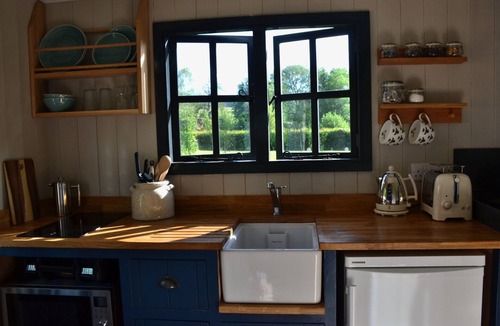 Belluton Cabin | Large Luxury Shepherds Hut with Hot Tub near Bath