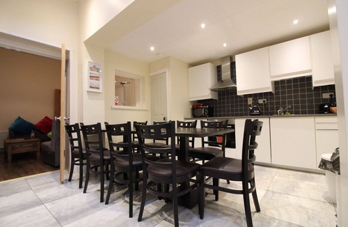 Queens Quarter House | Large Newly Renovated Town House, Sleep 13, Professionally installed WIFI