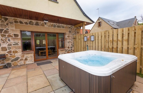 Linlithgow Apartment | Laurel Cottage - sleeps 8 guests in 3 bedrooms