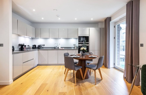 Northcote Apartment | Lavish on Sphinx - Pet friendly apartment; only a 5 mins walk from the station!