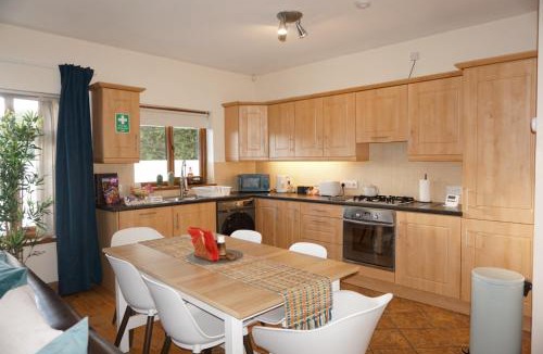 Belfast Apartment | Laxey place maisonette East Belfast -private parking, transport links