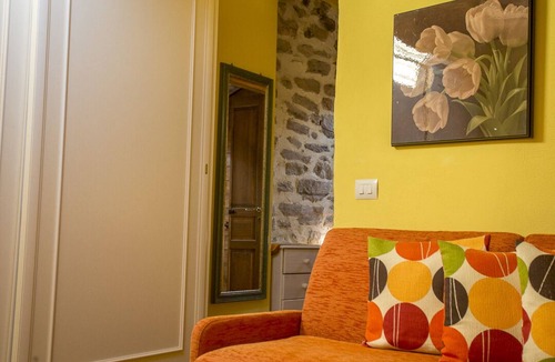 Precetto House | LE ROCCHE - Under the Castle, ZAFFIRO Apartment with SPA and Black River view