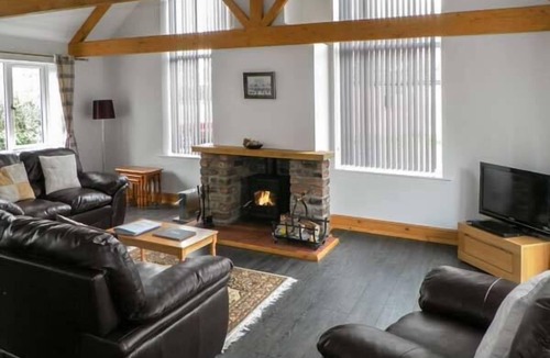 Storwood Cottage | LILLIEPUT LODGE, family friendly, with open fire in Melbourne