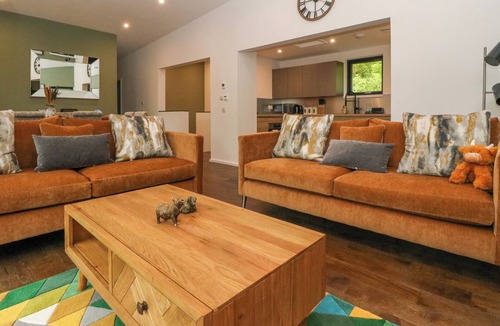 Glenfinnan Cottage | LOCH TRO CHRAOBHAN, pet friendly, with open fire in Glenfinnan