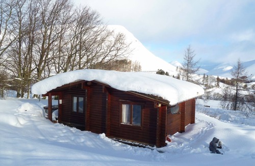 Spittal of Glenshee Cabin | Log Cabin with Hot Tub | Sleeps 4 | In the Cairngorm National Park | Accepts Dogs
