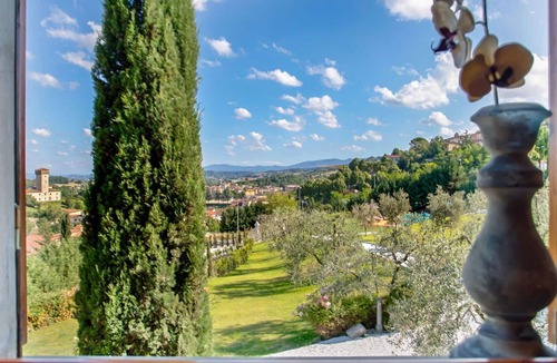 Figline e Incisa Valdarno Apartment | Lovely apartment with WIFI, pool, A/C, TV, pets allowed and parking, close to Greve In Chianti