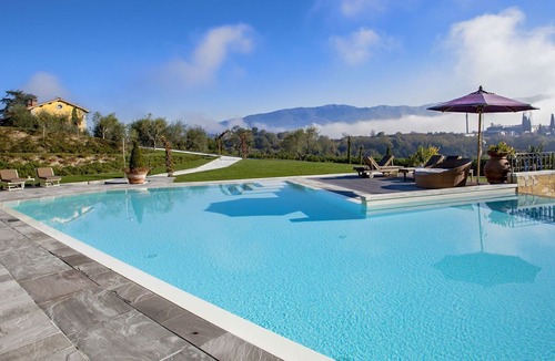 Figline e Incisa Valdarno Apartment | Lovely apartment with WIFI, pool, A/C, TV, pets allowed and parking, close to Greve In Chianti
