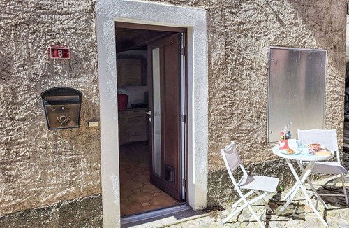 Miglieglia Apartment | Lovely apartment for 2 guests with WIFI, TV, pets allowed and parking