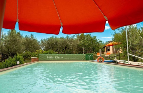 Collecorvino Villa | Lovely apartment in villa for 4 people with WIFI, pool, TV, terrace, pets allowed and parking