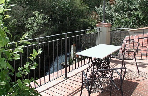 Loro Ciuffenna Apartment | Lovely apartment for 3 guests with pool, WIFI, TV, pets allowed and parking