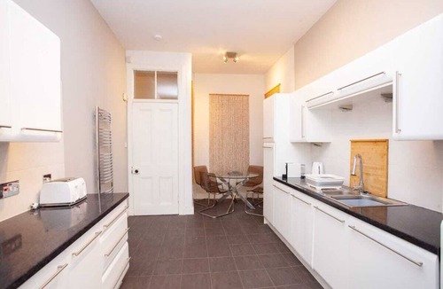 Kelvinbridge Apartment | Lovely Flat in Ideal Location