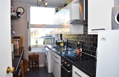 Edinburgh Apartment | Lovely traditional 1BR, 10 minutes to Princes St.
