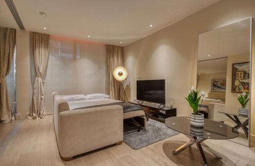 Sands End Apartment | Luxe Riverside Manhattan Studio
