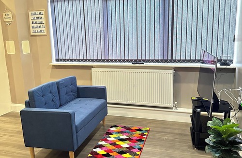 Dudley Apartment | Luxury 2 bed flat with a kitchen and its family friendly too!