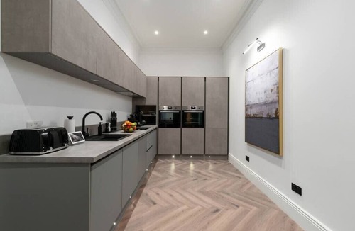 Leith Apartment | Luxury City Retreat w/Hot Tub and Patio