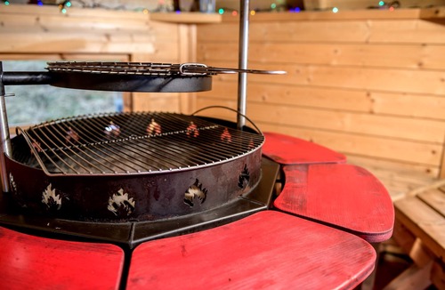 Lauder Cabin | Luxury Tiny Home sleeps 2 with Hot Tub and private BBQ hut