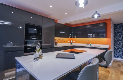 Caversham Cottage | MAGNOLIA HOUSE, pet friendly, with a garden in Caversham