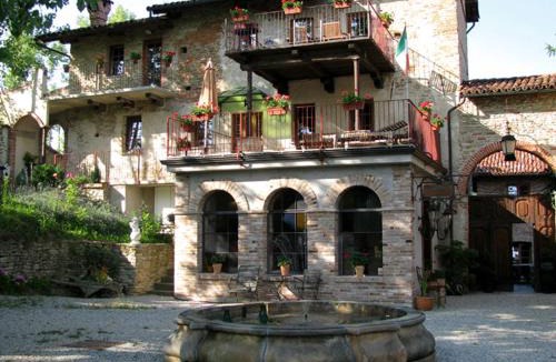Bastia Mondovi House | Mansion in Langhe Hills with Pool