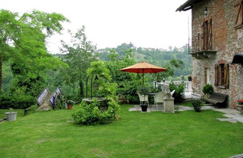 Bastia Mondovi House | Mansion in Langhe Hills with Pool