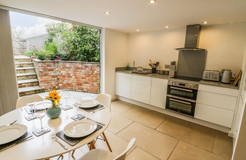 Southam Cottage | MIDDLE COTTAGE, pet friendly, with a garden in Priors Marston