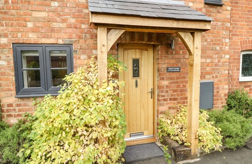 Southam Cottage | MIDDLE COTTAGE, pet friendly, with a garden in Priors Marston